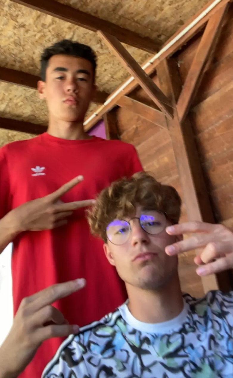 Amis qui partagent un souvenir